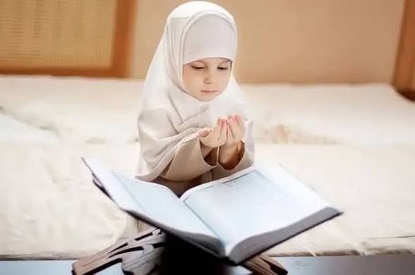 Student learning Quran online